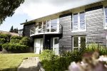 Et hus der er renoveret og beklædt med sorte brædder fra Superwood
